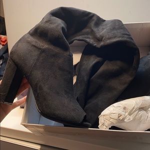 THIGH HIGH BLACK BOOTS